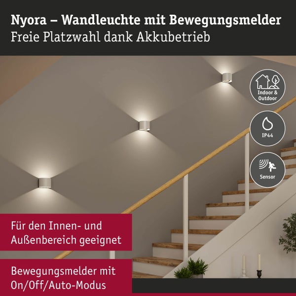 Nyora Wandleuchte mit Bewegungsmelder an einer Treppe. Das Symbol steht für Innen- und Außenbereich. IP44 Schutzart. Sensor vorhanden.
