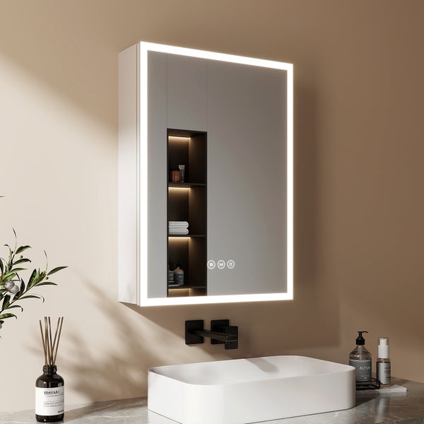 Badezimmer mit Spiegelschrank, Waschbecken und Armaturen