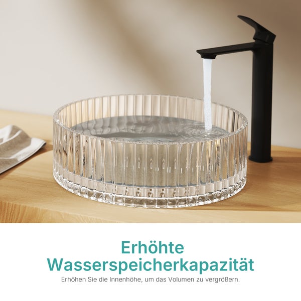 Klares Waschbecken aus Glas mit hohem Wasserstand und schwarzem Wasserhahn