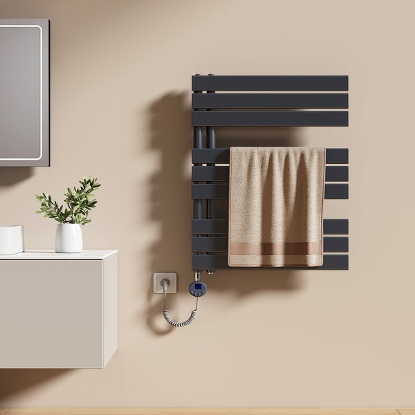 Badezimmer mit Handtuchheizkörper, Handtuch und Waschtisch