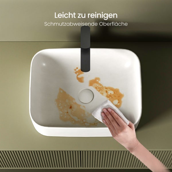 Waschbecken mit schmutzabweisender Oberfläche wird gereinigt