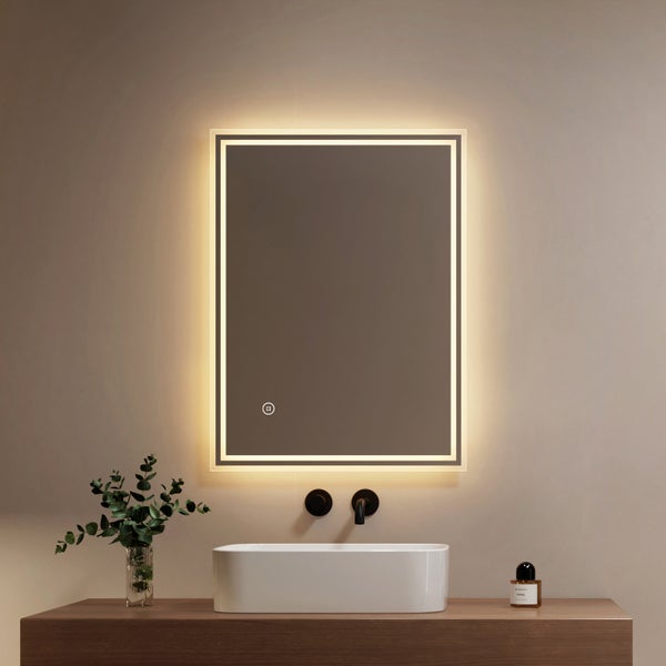 Rechteckiger Badezimmerspiegel mit integrierter LED Beleuchtung und Touch Schalter, montiert über einem Waschbecken auf einem Holz Waschtisch.