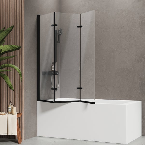 Dreiteilige Badewannenfaltwand aus klarem Glas mit schwarzen Profilen auf einer weißen Badewanne in einem modernen Badezimmer.