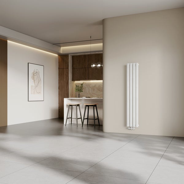 Moderner Wohnbereich mit einem vertikalen Designheizkörper an der Wand, angrenzender Küche mit Theke und Barhockern.
