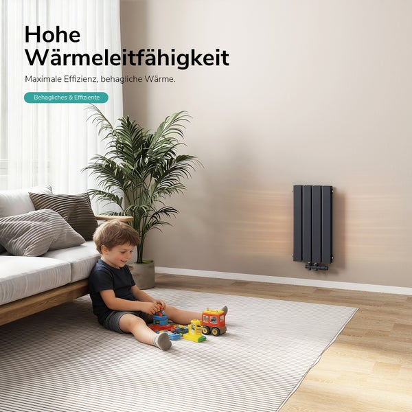 Wohnzimmer mit Wandheizkörper, Sofa, Zimmerpflanze und spielendem Kind.