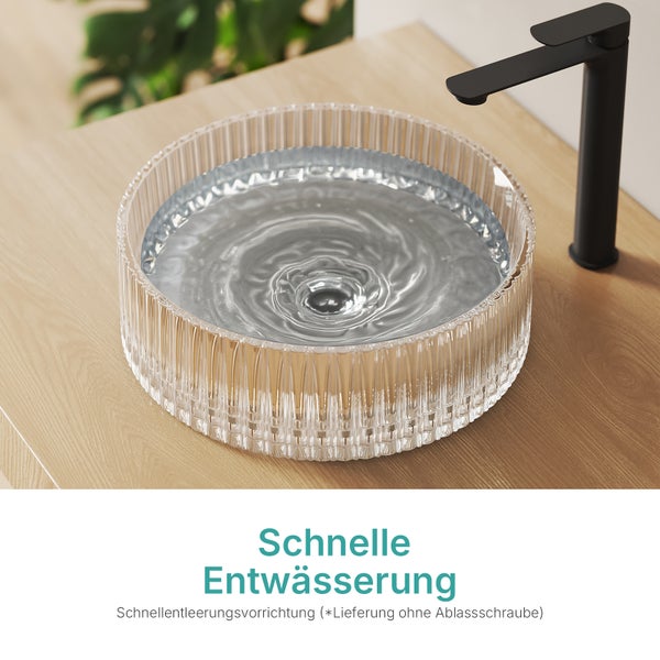 Rundes Aufsatzwaschbecken aus Glas mit schwarzer Armatur auf einer Holzoberfläche