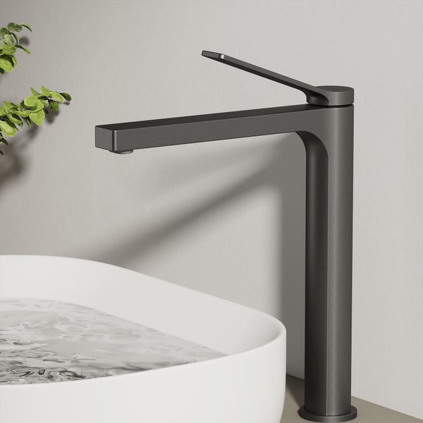 Hoher, grauer Waschtischmischer neben einem Waschbecken