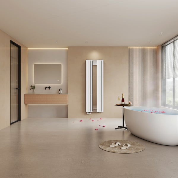 Modernes helles Badezimmer mit weißem vertikalem Designheizkörper inklusive Spiegel, freistehender Badewanne und Holzwaschtisch.