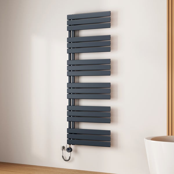 Elektrischer Handtuchwärmer mit horizontalen Heizstäben im Badezimmer