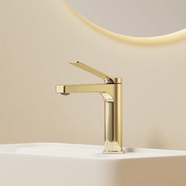 Goldene Waschtischarmatur auf einem Waschbecken