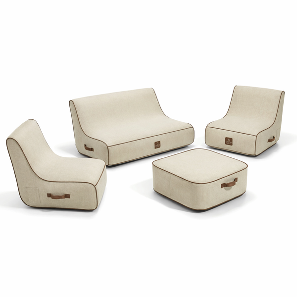 Beigefarbenes Lounge-Set bestehend aus Sofa, zwei Sesseln und einem Hocker aus wetterfestem Textil mit Tragegriffen.