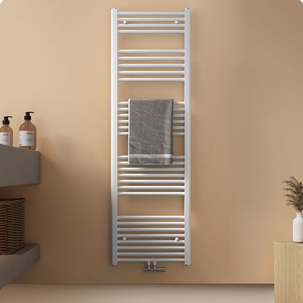 Weißer Handtuchwärmer mit Handtuch im Badezimmer.