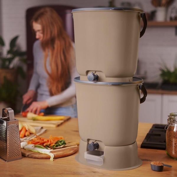 Skaza Bokashi Essential Biomülleimer Küche Set (2 x 15,3 Liter) + Base - Komposteimer Küche und Garten aus recyceltem Kunststoff - Starter Set + incl. 1 kg Fermentation Starter - Capuccino