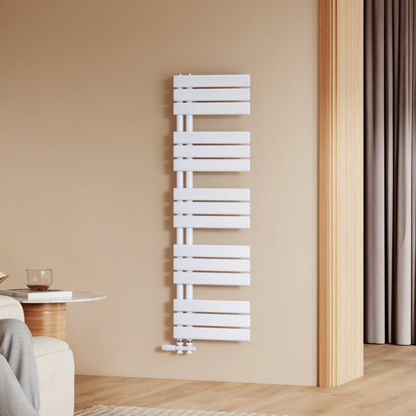 Moderner Designheizkörper in moderner Wohnumgebung montiert an einer Wand.