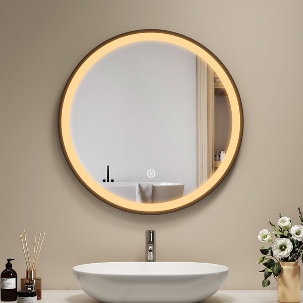 Runder LED Badezimmerspiegel mit integrierter Beleuchtung und Touch Sensor über einem Waschbecken in einem modernen Badezimmer.