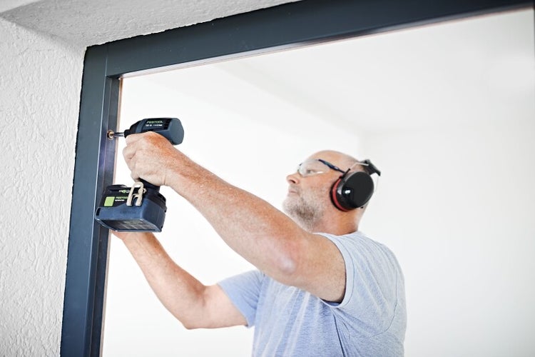 Festool Logo. Akku-Schlagschrauber im Einsatz an einer Holzkonstruktion.