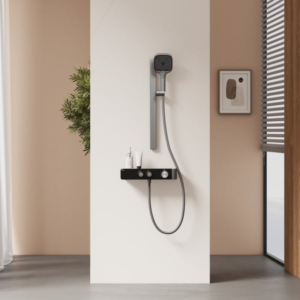 Duschsystem mit Ablage im Badezimmer