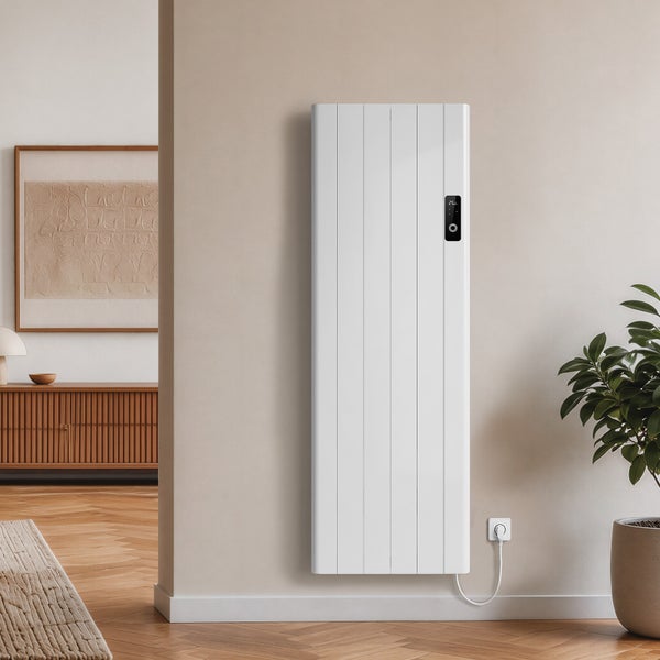 Elektrischer Flachheizkörper mit digitalem Display montiert an einer Wand in einem modern eingerichteten Wohnraum.