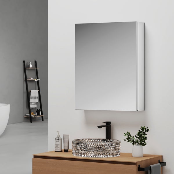 Moderner Spiegelschrank über einem hölzernen Waschtisch mit Glaswaschbecken, schwarzer Armatur und Leiterregal in hellem Badezimmer.