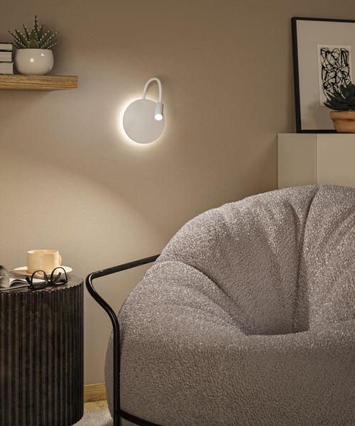 Innenraum mit Sessel, Wandleuchte und Beistelltisch