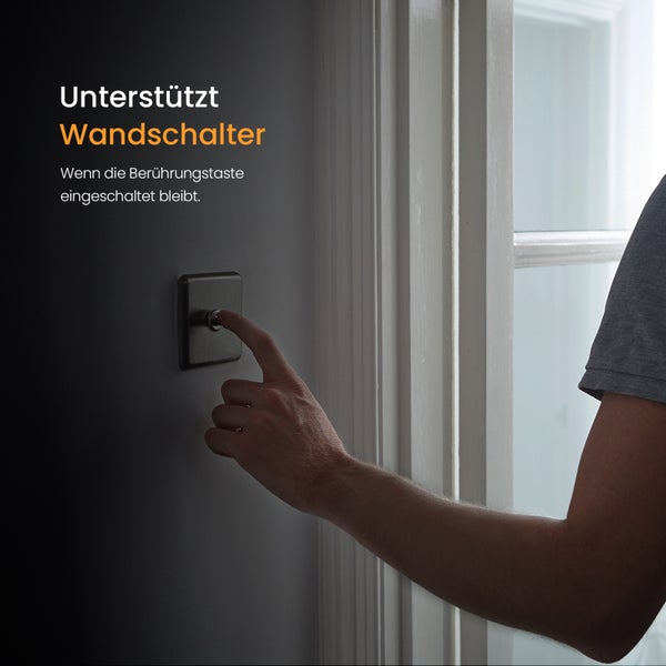 Ein Mann betätigt einen Wandschalter