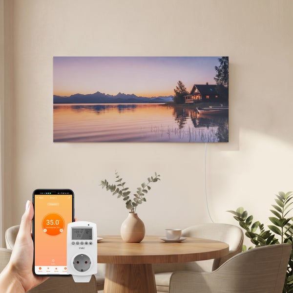 Infrarotheizung mit Bildmotiv einer Landschaftsmalerei an einer Wand montiert, gesteuert über eine Smartphone App und eine Steckdosen Thermostat