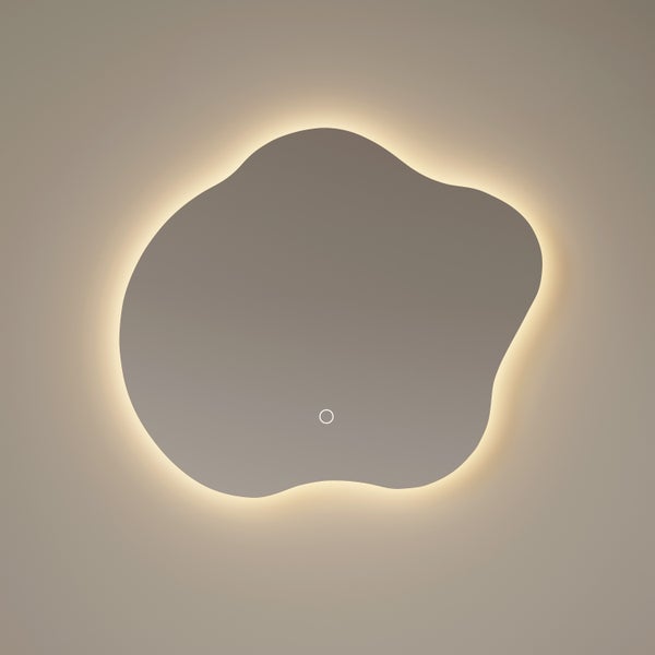 Moderner Badezimmerspiegel in organischer, unregelmäßiger Form mit umlaufender LED-Hintergrundbeleuchtung und Touch-Sensor.
