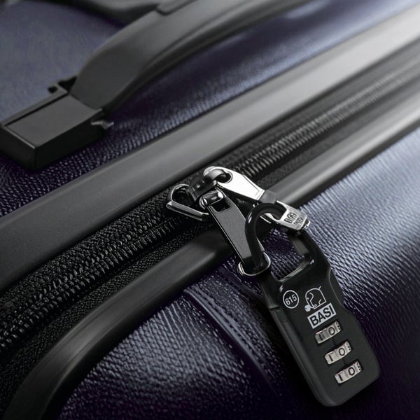 Detailansicht eines Koffers mit Zahlenschloss von BASI am Reißverschluss