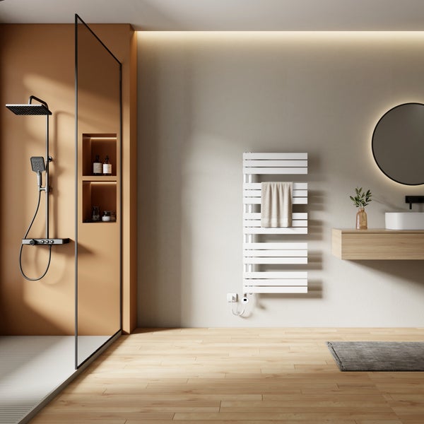 Helles Badezimmer mit Dusche, Handtuchwärmer und Waschtisch mit Spiegel