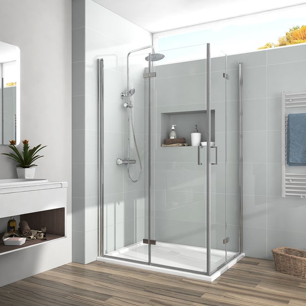 Modernes, helles Badezimmer mit Glas-Duschkabine, verchromtem Duschsystem mit Regendusche, hellgrauen Fliesen und Boden in Holzoptik.