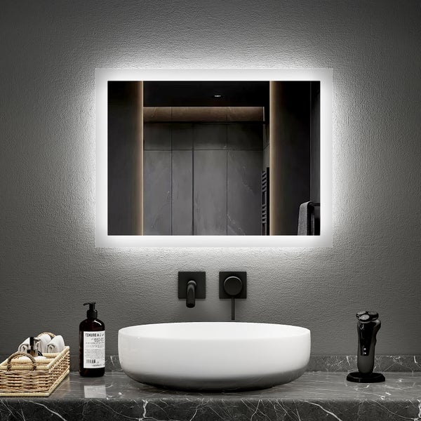 Badezimmer mit rechteckigem Spiegel mit LED-Beleuchtung, Aufsatzwaschbecken und Accessoires