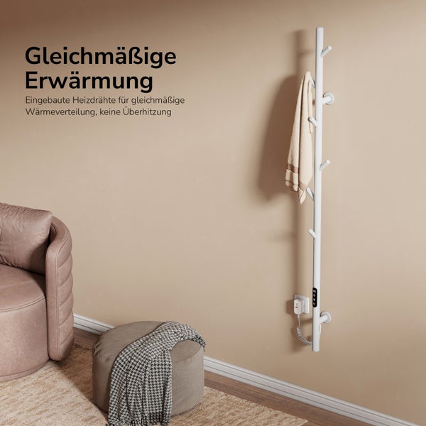 Elektrischer Handtuchwärmer mit Handtuch an der Wand montiert