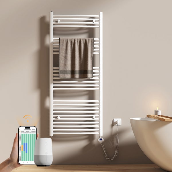 Moderner weißer Elektro-Badheizkörper in einem Badezimmer, steuerbar über eine Smartphone-App und einen Smart Speaker.