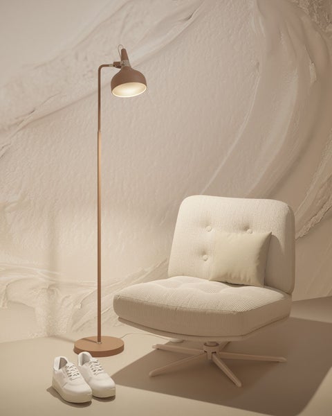Szene mit Stehlampe, gepolstertem Sessel und Schuhen