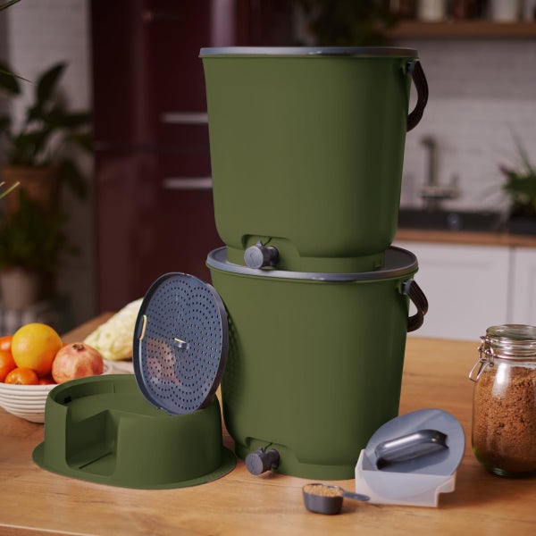 Skaza Bokashi Essential Biomülleimer Küche Set (2 x 15,3 Liter) + Base - Komposteimer Küche und Garten aus recyceltem Kunststoff - Starter Set + incl. 1 kg Fermentation Starter - Olive