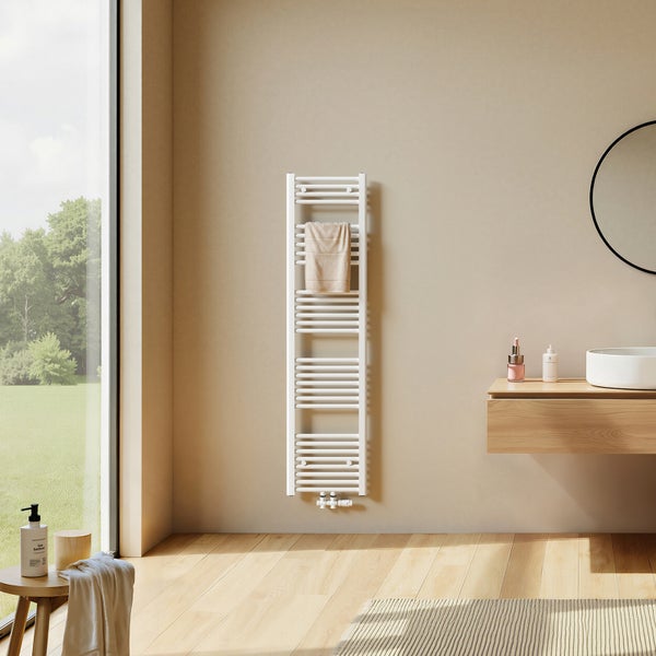 Badezimmer mit Heizkörper, Waschtisch, Spiegel und Dekoration in hellem Design.