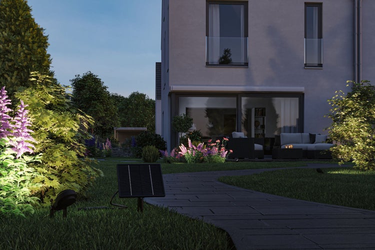 Paulmann Plug und Shine Solarpanel mit Erdspieß und Anschlusskabeln neben der Produktverpackung mit Paulmann Logo.