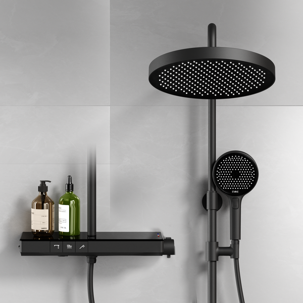 Duschsystem in Mattschwarz mit großer runder Regendusche, Handbrause und Thermostat mit integrierter Ablage an einer gefliesten Wand.