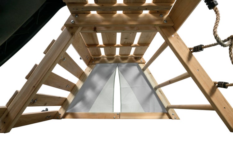 Detailansicht eines Spielturms mit Holzkonstruktion und Stoffdach