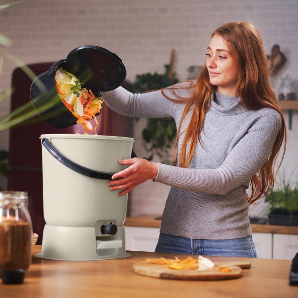 Skaza Bokashi Essential Biomülleimer Küche (15,3 Liter) + Base - Komposteimer Küche und Garten aus recyceltem Kunststoff - Starter Set + incl. 1 kg Fermentation Starter - Creme
