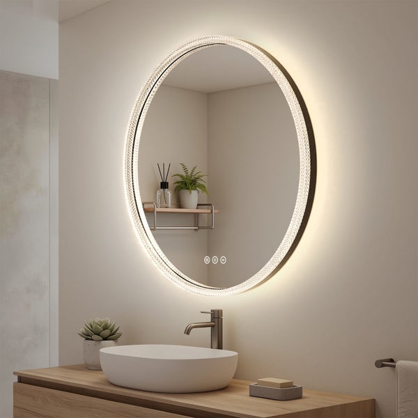 Runder LED-Badspiegel mit Kristall-Leuchtrahmen und Touch-Sensor in einem modernen, hellen Badezimmer über einem Aufsatzwaschbecken.