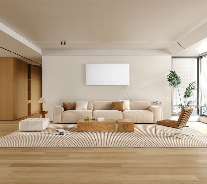 Modernes Wohnzimmer mit Infrarotheizung an der Wand, bequemem Sofa, Holztisch, Stuhl und Teppich in einem hellen, offen gestalteten Interieur.