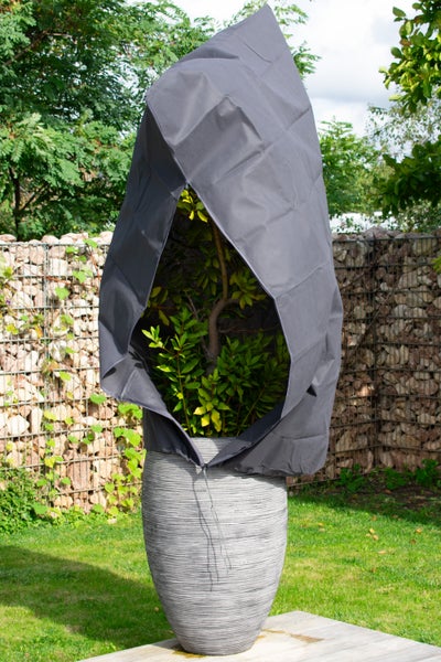 Pflanzenschutzhaube aus textilem Material zum Schutz von Kübelpflanzen vor Frost und Kälte im Garten.