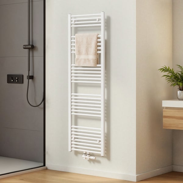 Badezimmer mit Handtuchheizkörper, Handtuch, Dusche und Waschtisch