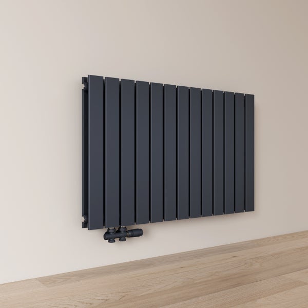 Wandmontierter Flachheizkörper im Raum