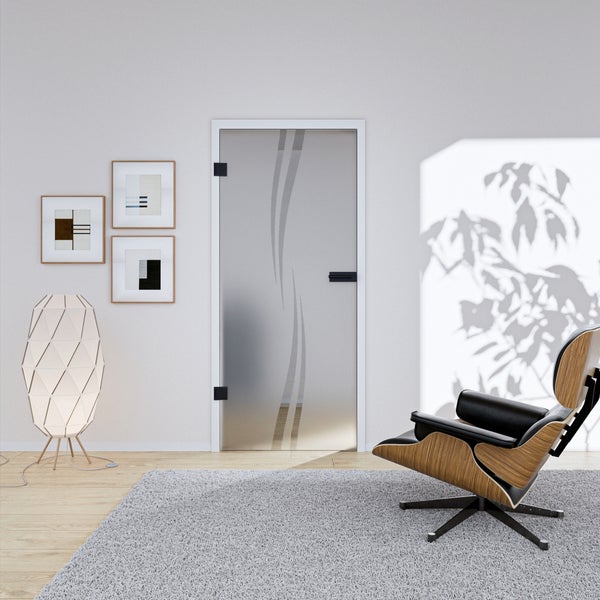 Ganzglastür mit geschwungenem mattiertem Muster in einem hellen, modern eingerichteten Wohnraum mit Designersessel und grauem Teppich.