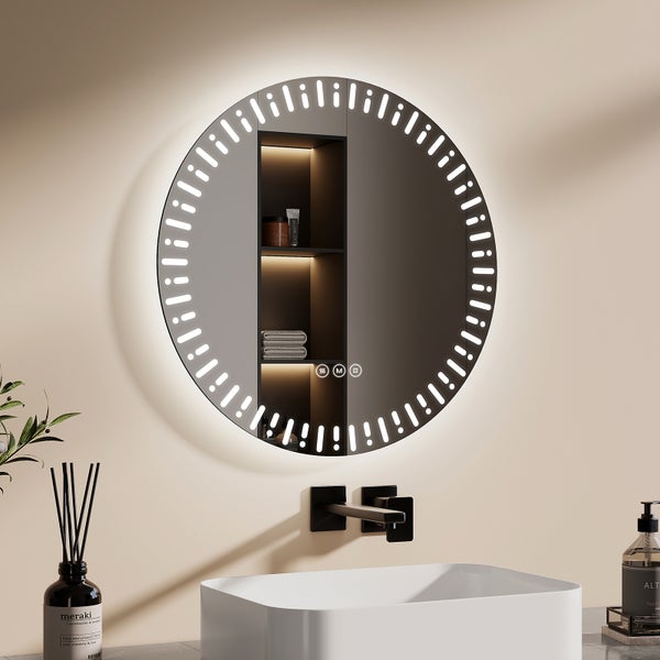 Runder LED Spiegel mit Ablage im Badezimmer über einem Waschbecken