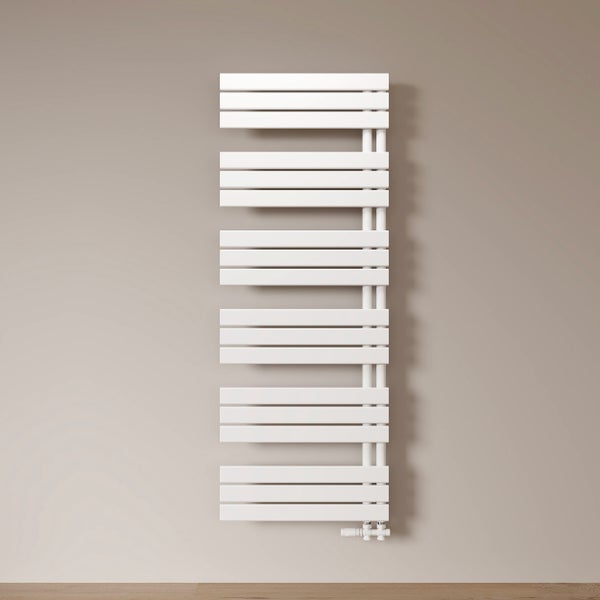 Weißer Badheizkörper mit horizontalen Heizstäben