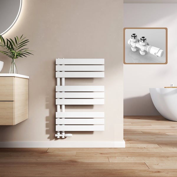 Modernes Badezimmer mit weißem Handtuchwärmer und Armatur