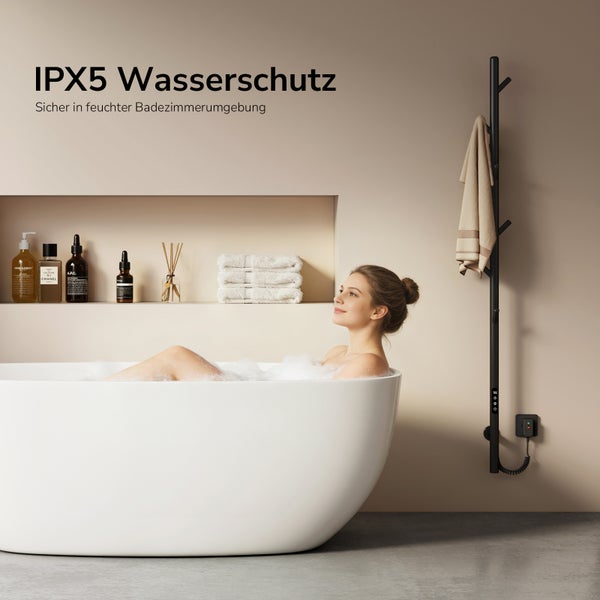 Badezimmer mit freistehender Badewanne, Handtuch und Handtuchwärmer mit IPX5 Wasserschutz.